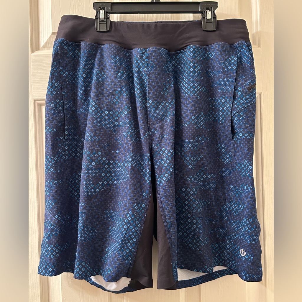 Lululemon Mens Assert Short 9.5” Size Medium Macro Geo Camo Kayak Blue Linerless